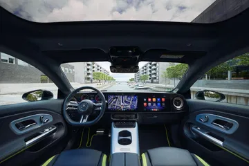 Diseño moderno y tecnológico, con pantallas que dominan el habitáculo.