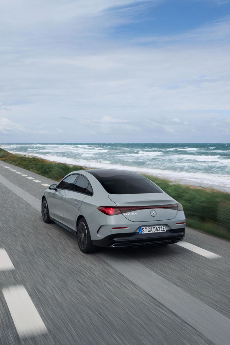 El nuevo CLA 250 combina dise&ntilde;o moderno y rendimiento excepcional en carretera.