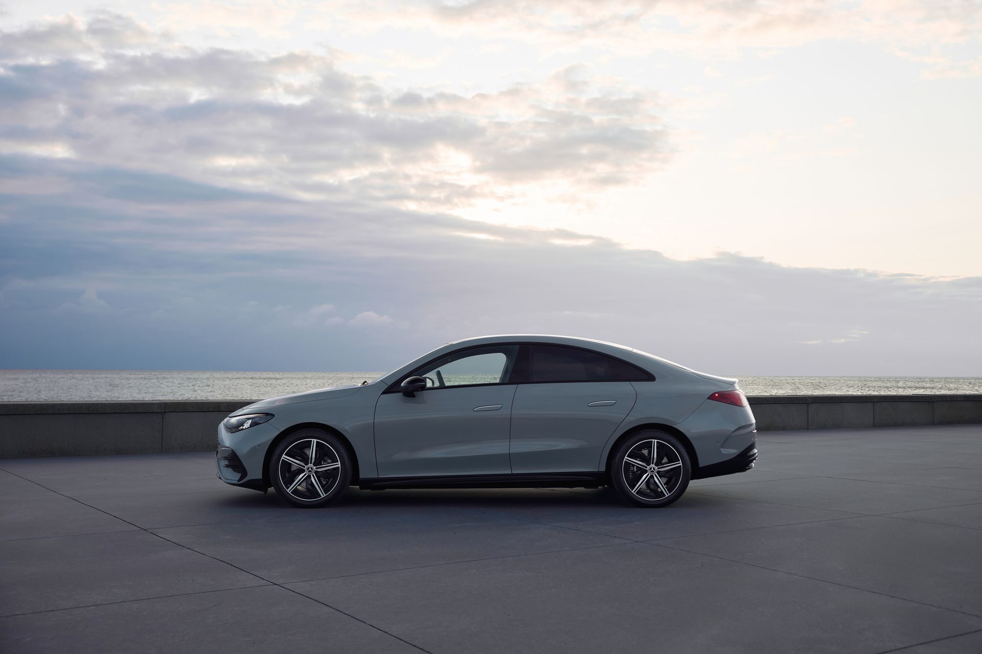 El nuevo CLA 250 combina elegancia con rendimiento en cada curva.