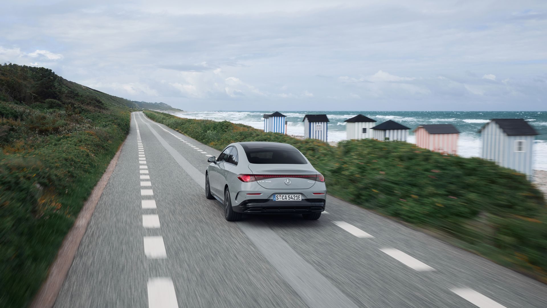El Mercedes CLA 250 redefine el diseño con su perfil dinámico y elegante.
