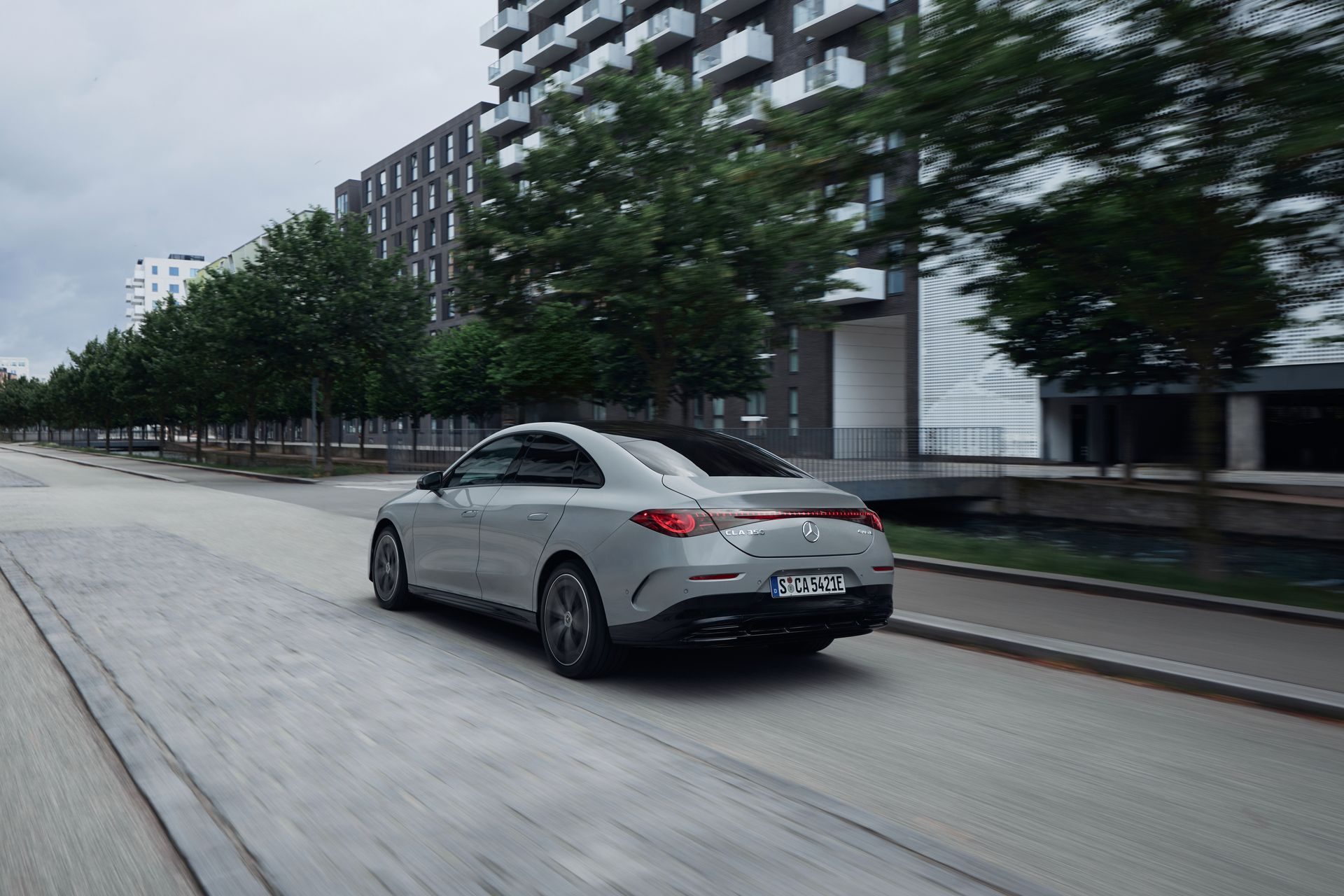 El nuevo CLA 250 combina elegancia y dinamismo en cada curva. Su diseño rompedor redefine la estética de la marca.