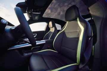 Vista de los asientos deportivos en el nuevo CLA 250, con detalles en verde.