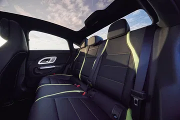 Interior del Mercedes CLA 250 con asientos deportivos y detalles en verde