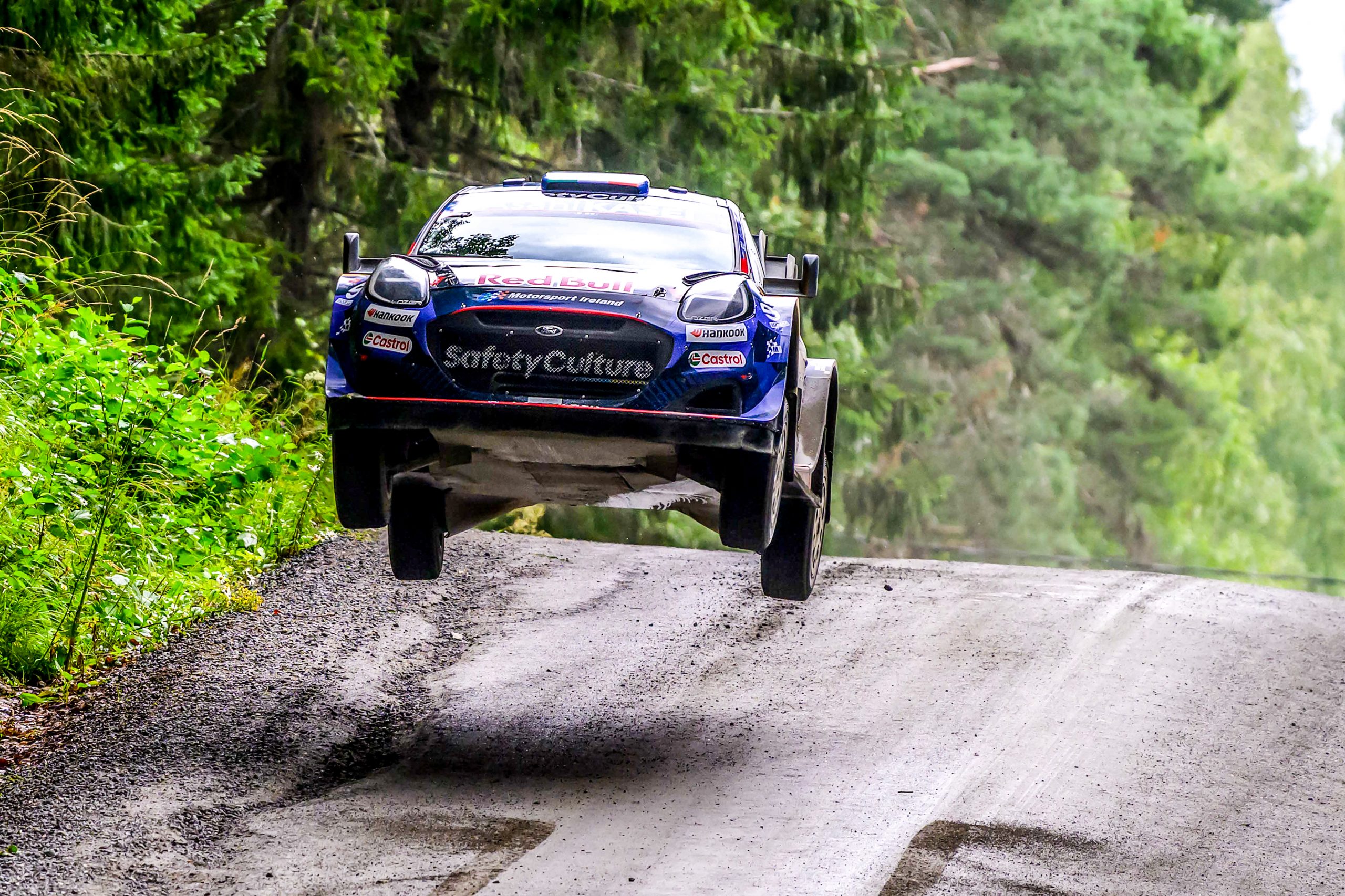 Ford en acción, saltando sobre el terreno finlandés en el WRC.
