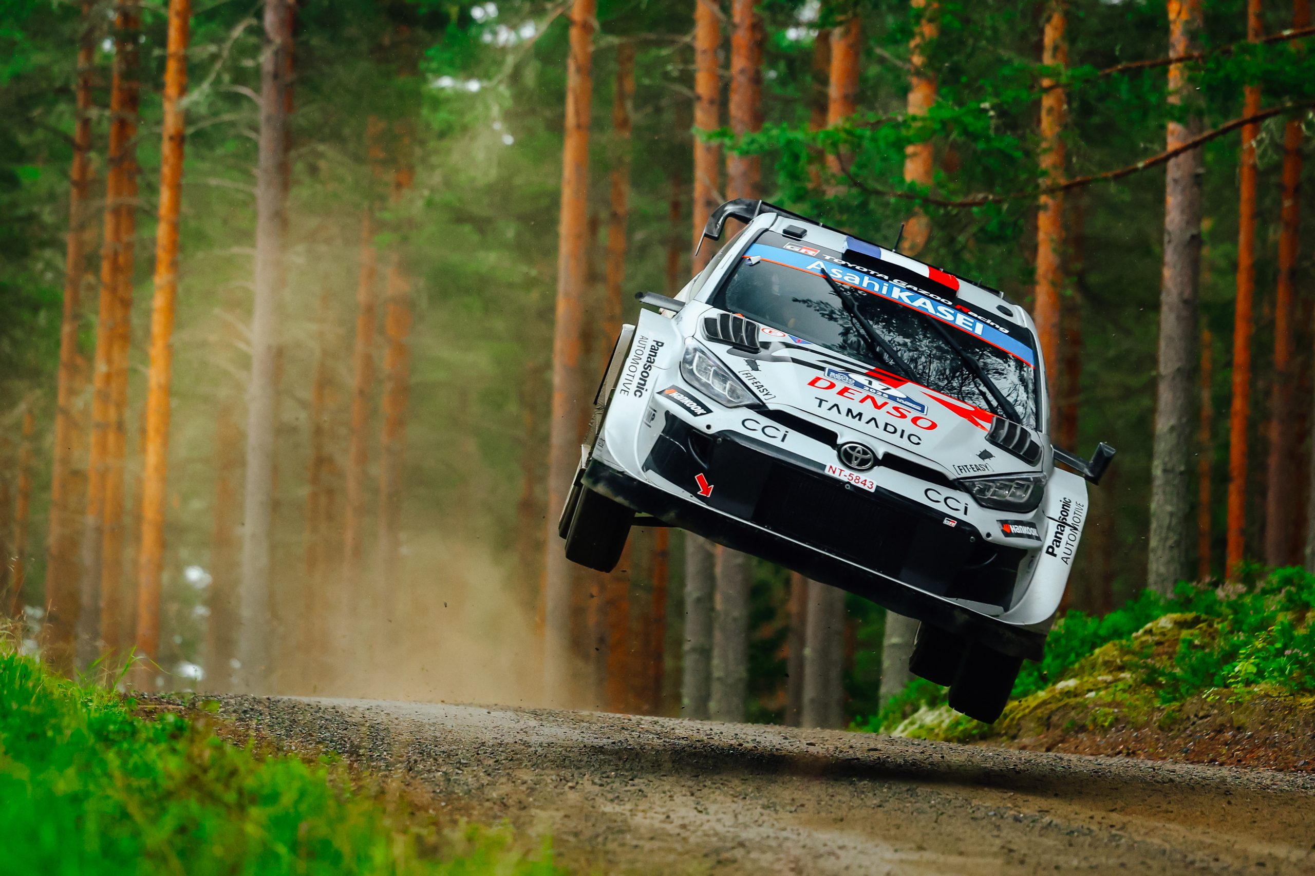 El Toyota salta con destreza en un tramo del Rally de Finlandia 2025.