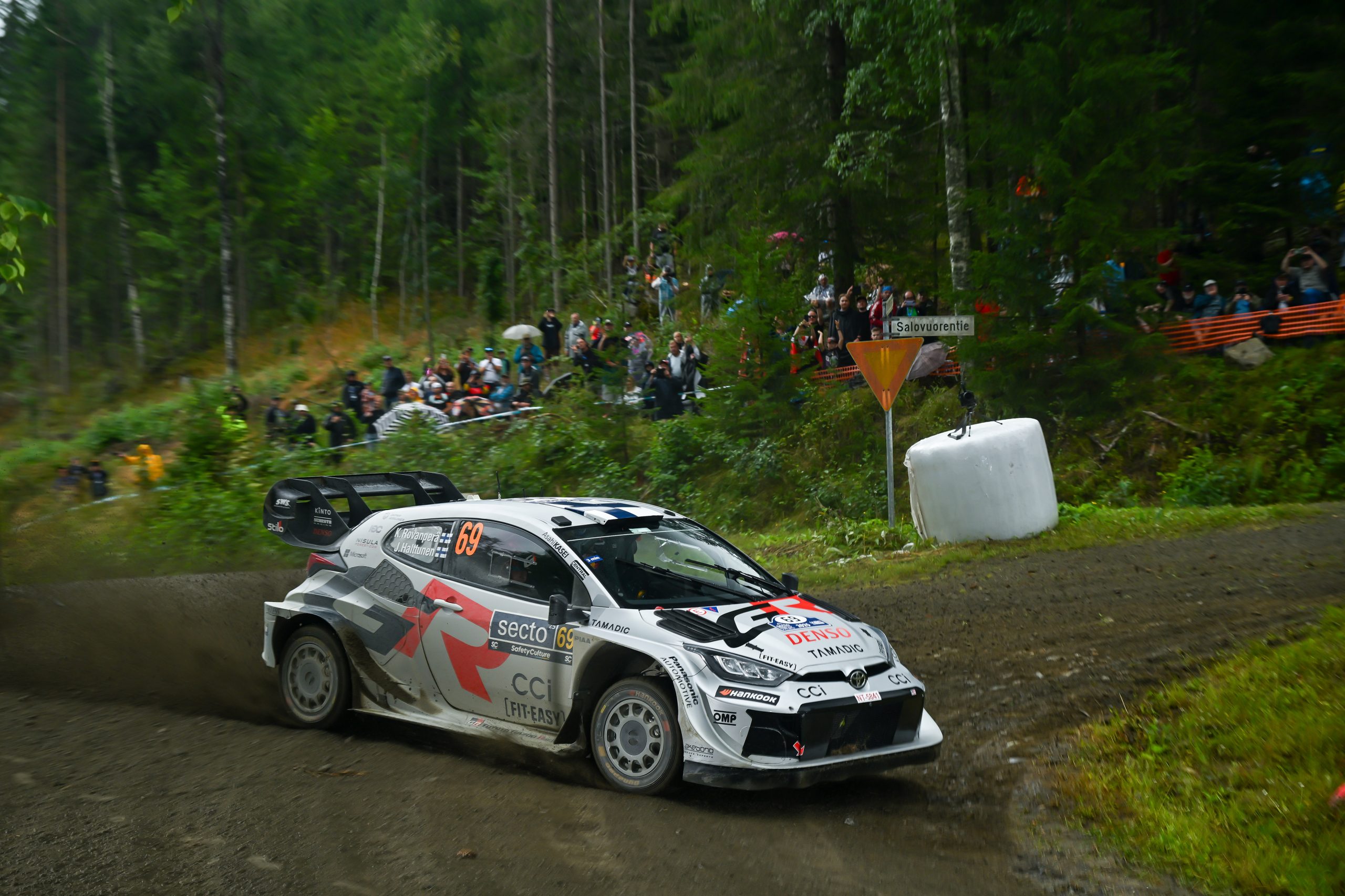 Kalle Rovanperä compite en Finlandia, mostrando el dominio de Toyota en el WRC.