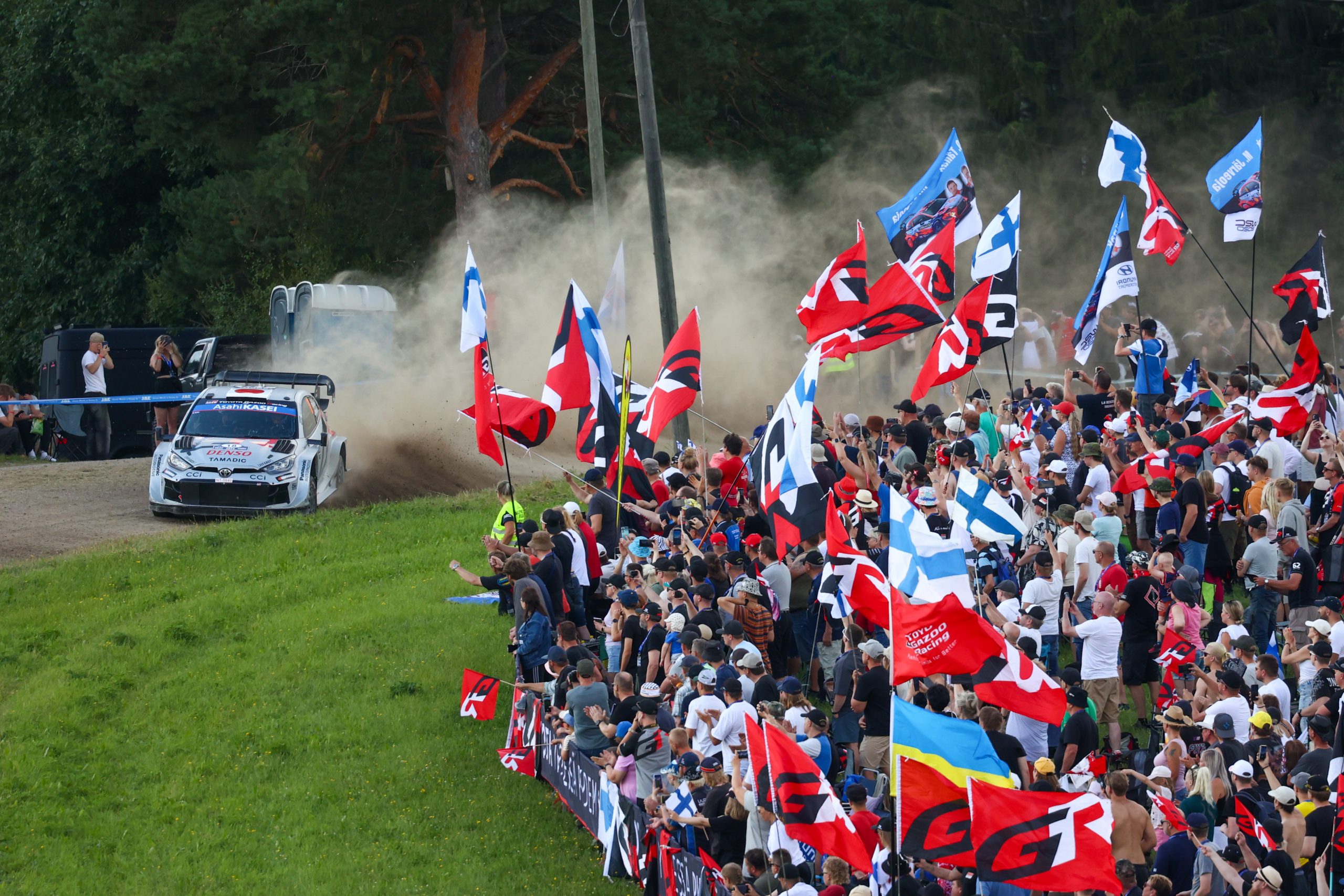 Kalle Rovanperä compite en el Rally de Finlandia, rodeado de fervoroso público.