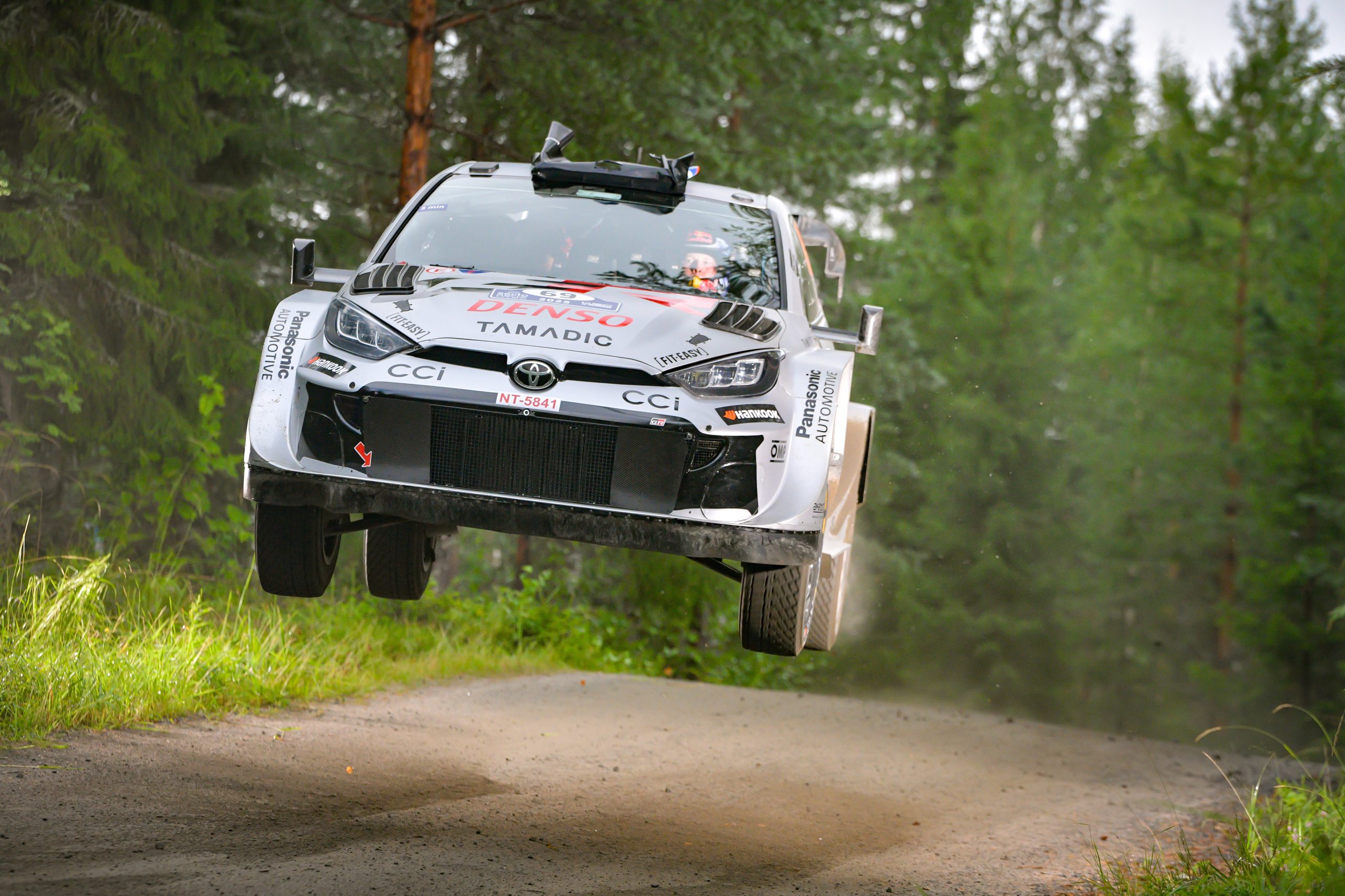Kalle Rovanperä en acción, mostrando el dominio del Toyota en Finlandia.