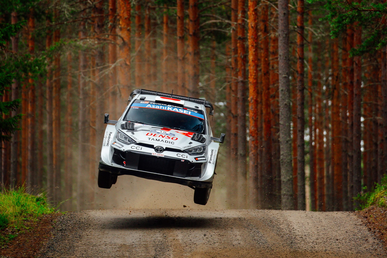 Kalle Rovanperä vuela con su Toyota en el Rally de Finlandia.