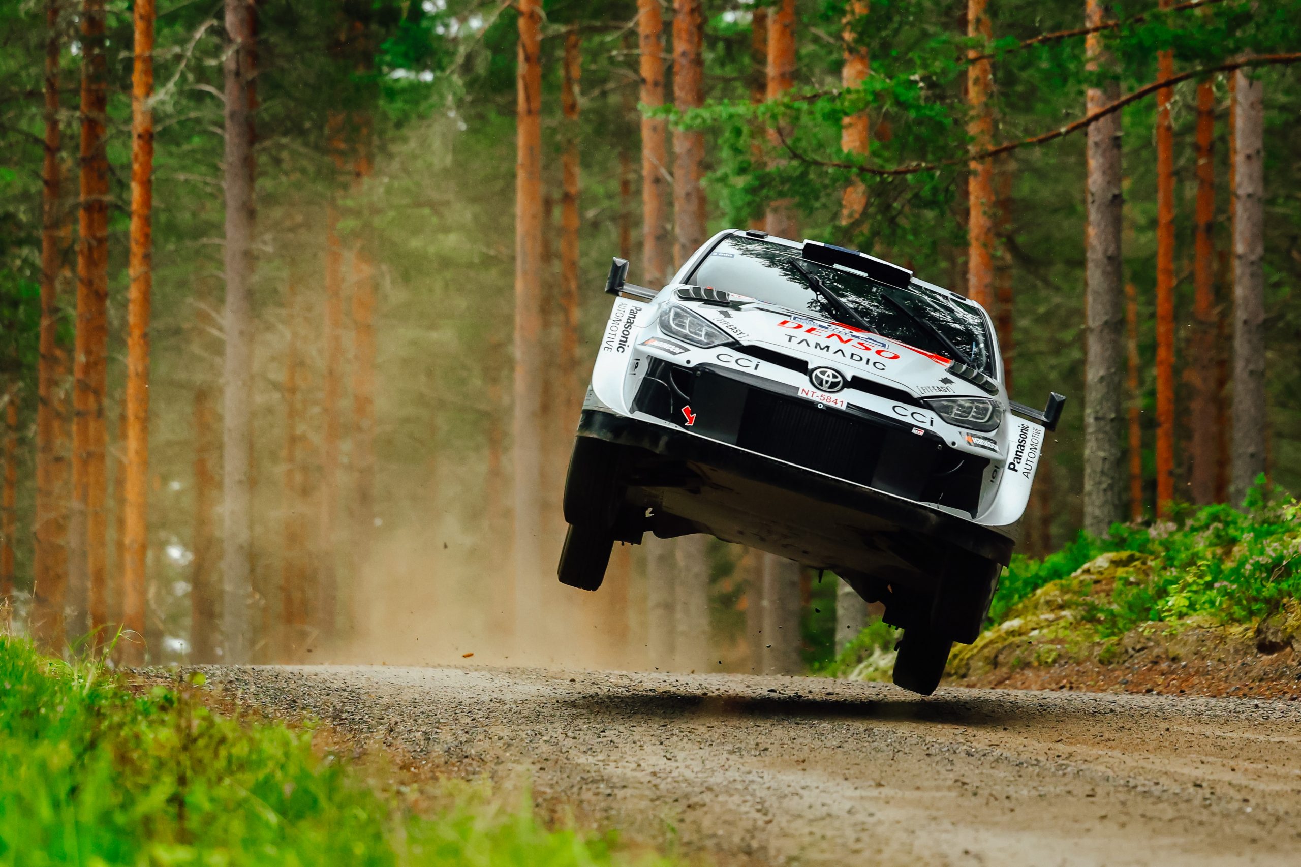 Toyota en pleno salto en el Rally de Finlandia, mostrando su potencia y agilidad.