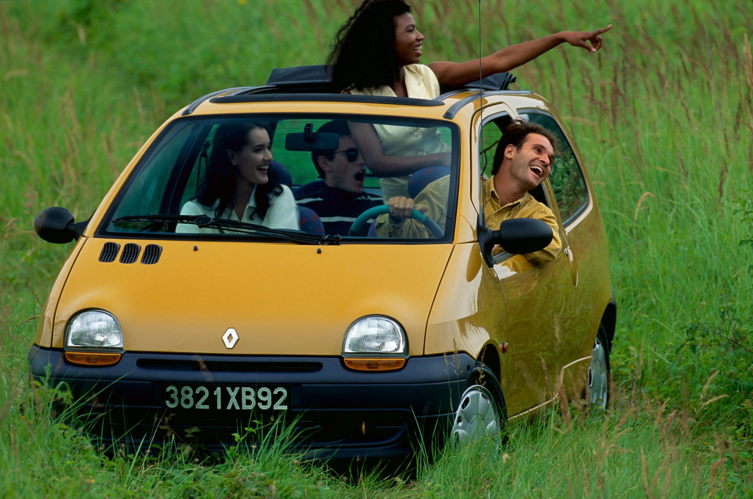 El Renault Twingo muestra su espíritu divertido con un viaje entre amigos. El Renault Twingo muestra su espíritu divertido con un viaje entre amigos.