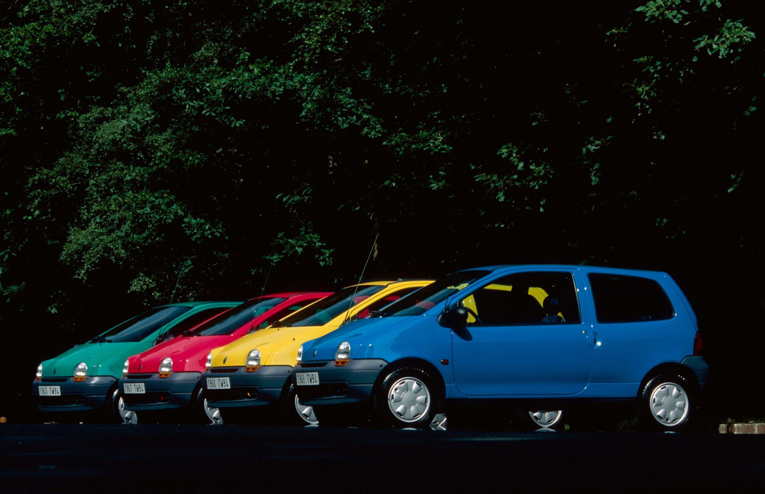 Variada gama de colores del Renault Twingo clásico, resaltando su diseño único.
