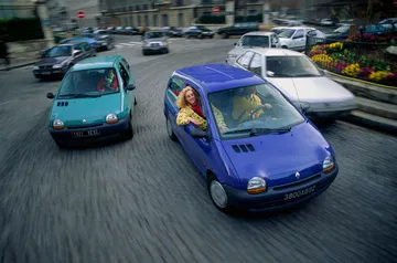 El Renault Twingo demuestra su agilidad en un entorno urbano vibrante.