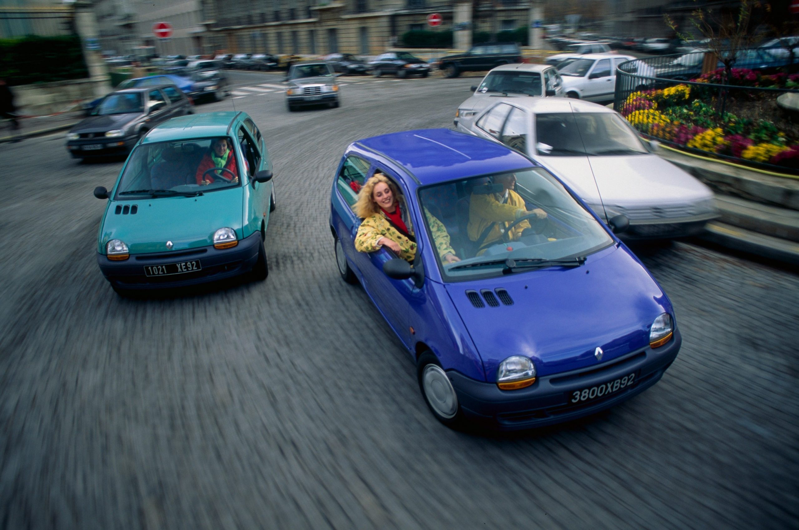El Renault Twingo demuestra su agilidad en un entorno urbano vibrante.