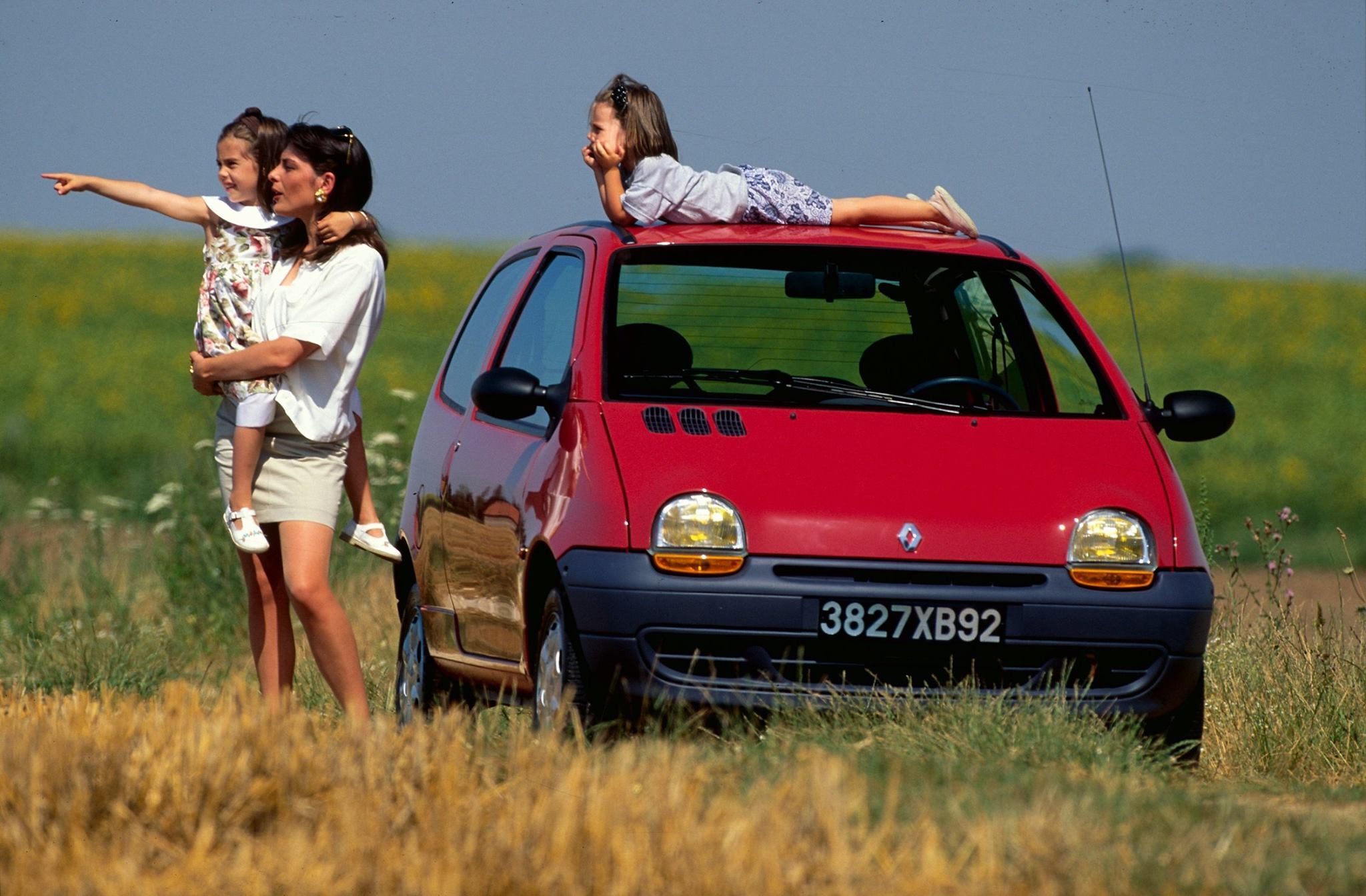 El Renault Twingo clásico, un icono urbano, muestra su esencia divertida en un entorno familiar. El Renault Twingo clásico, un icono urbano, muestra su esencia divertida en un entorno familiar.