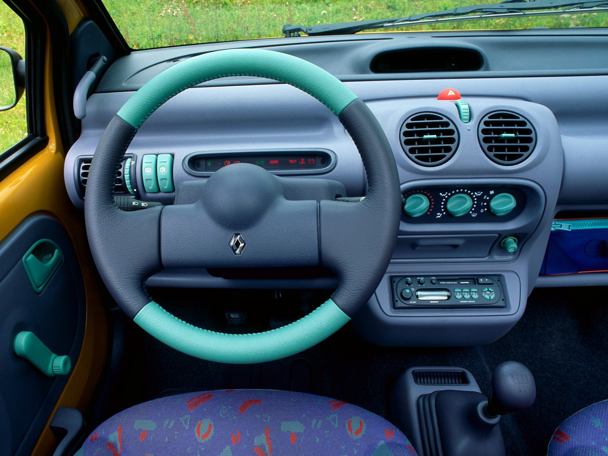 Vista del salpicadero del Renault Twingo clásico, un diseño funcional y colorido.