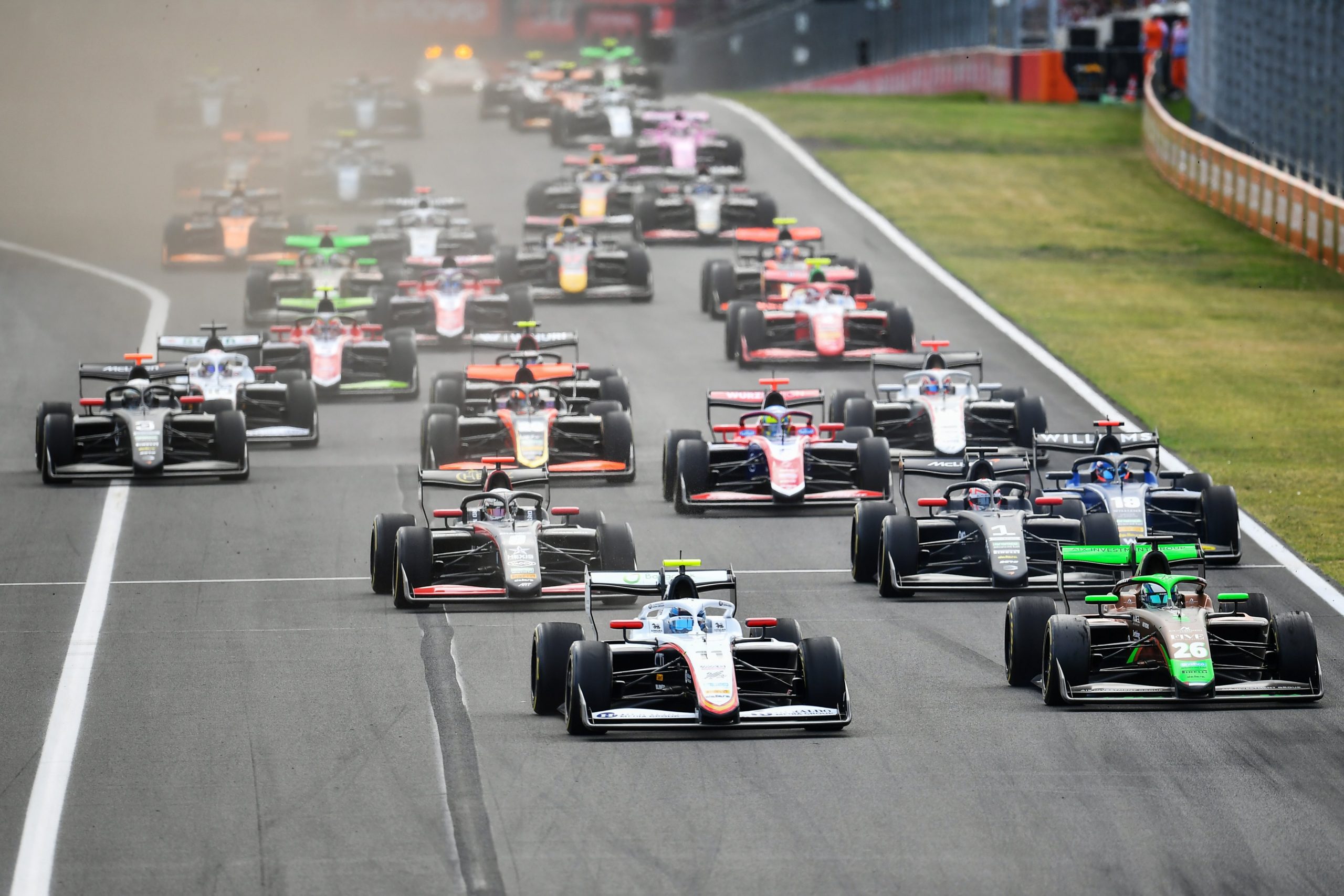 Inicio del sprint de la F3 en Hungría, con múltiples monoplazas en acción.