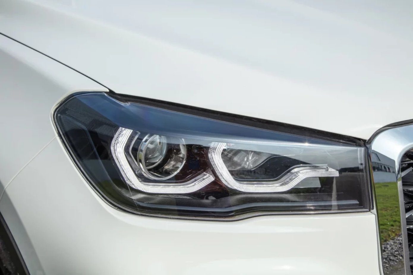 Detalle del faro del SUV SWM G05, destacando su diseño moderno.
