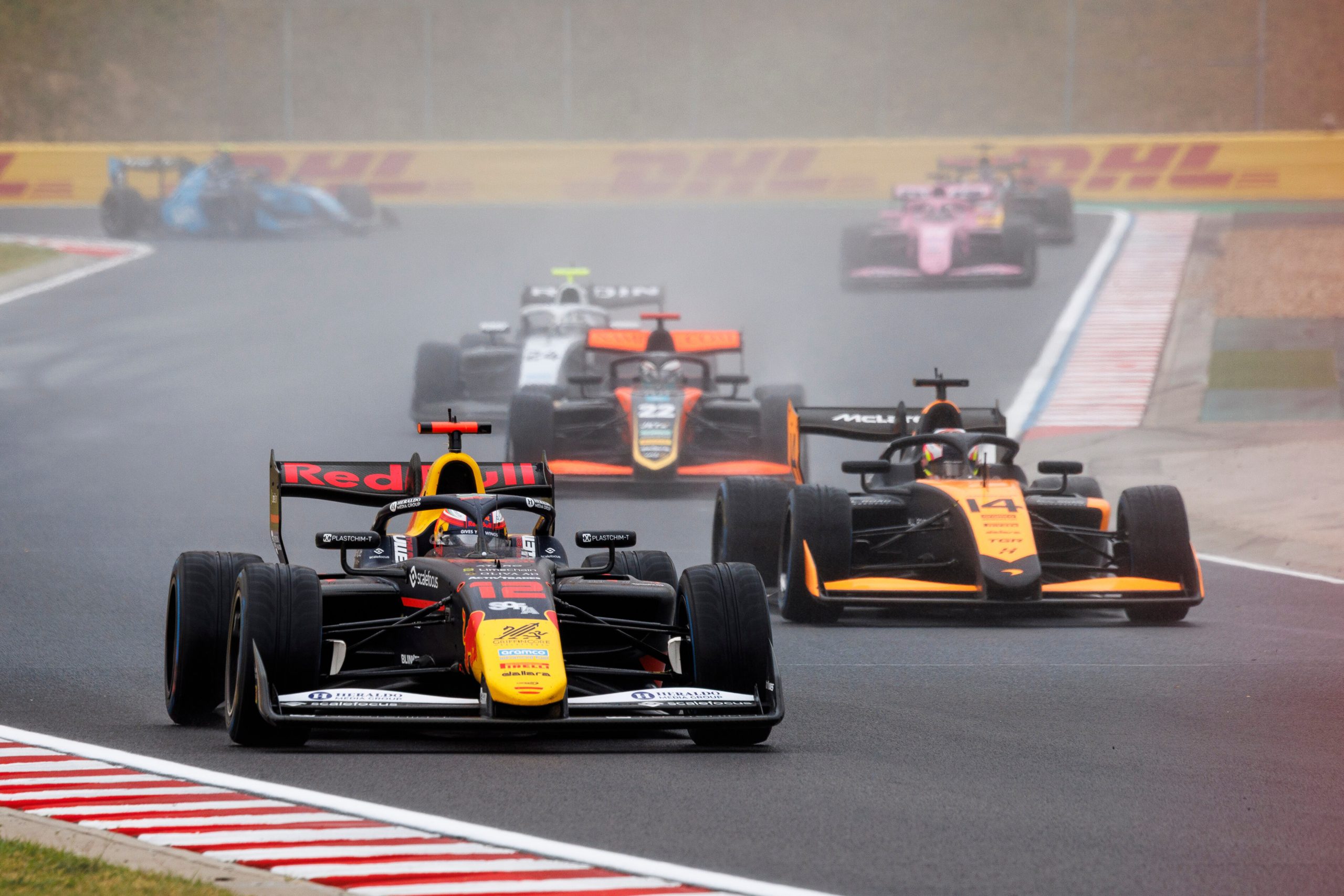 Rafael Câmara lidera la carrera en Hungría, mostrando un gran control.