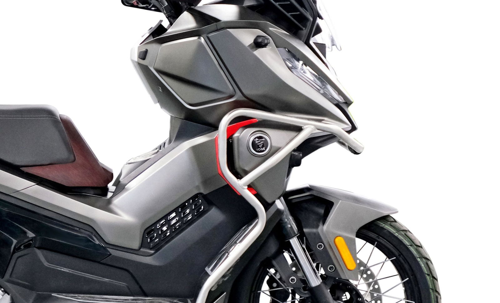 Como una TMAX todoterreno, o una X-ADV mucho más barata, la Voge más esperada no es una trail, ni enduro