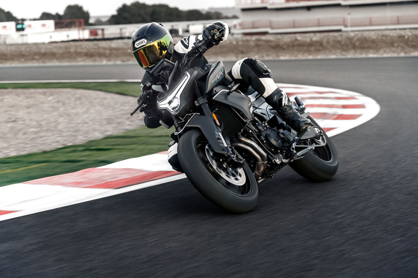 Olvídate de las Yamaha MT-07 y Honda Hornet, llega esta naked con 94 CV súper equipada por lo que cuesta una X-Max 300