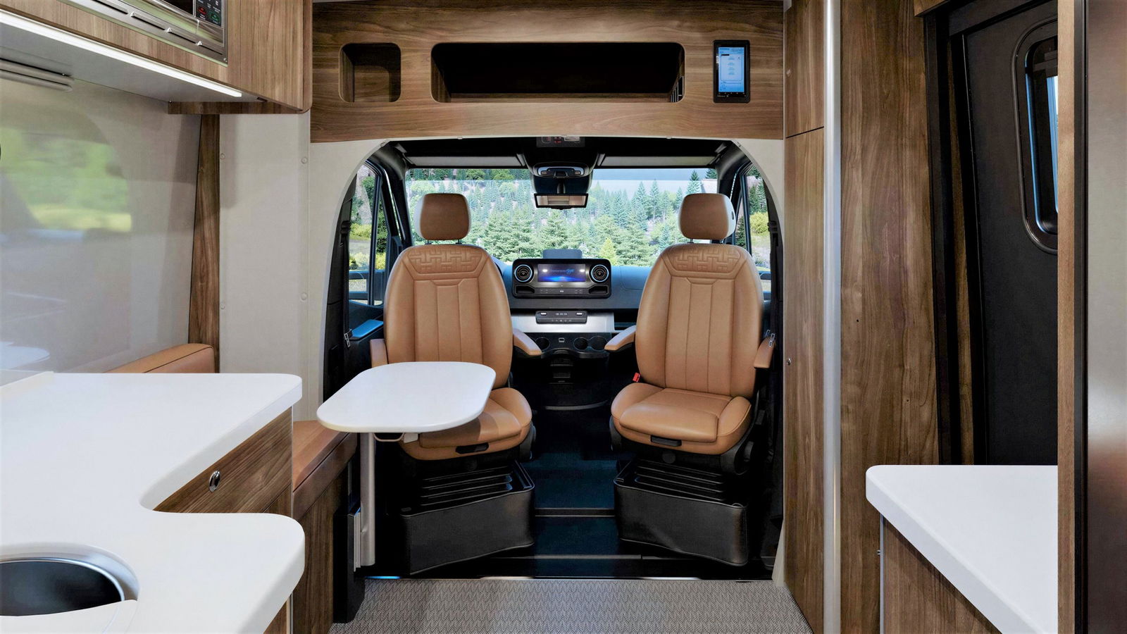 Interior de suite presidencial y un durísimo motor diésel Mercedes de 209CV para una autocaravana de lujo que cuesta más que tu piso