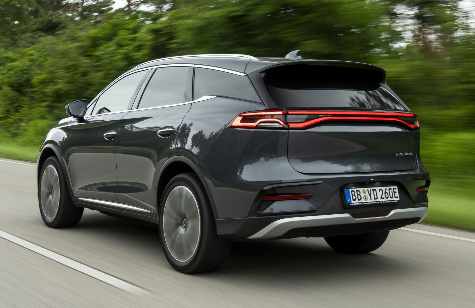 El BYD más familiar con siete plazas acelera como un deportivo, tiene 517 CV, tracción total y ahora un precio tentador