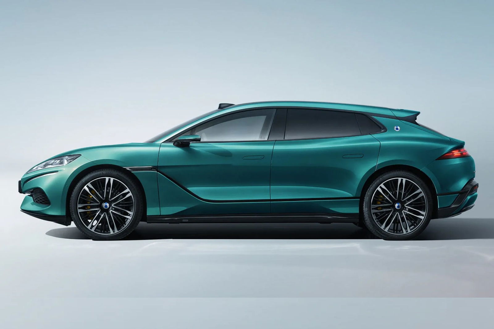 Llega a España el Panamera de BYD, un puntero híbrido que ya tiene precio y que hace 170 km sin encender su motor de gasolina