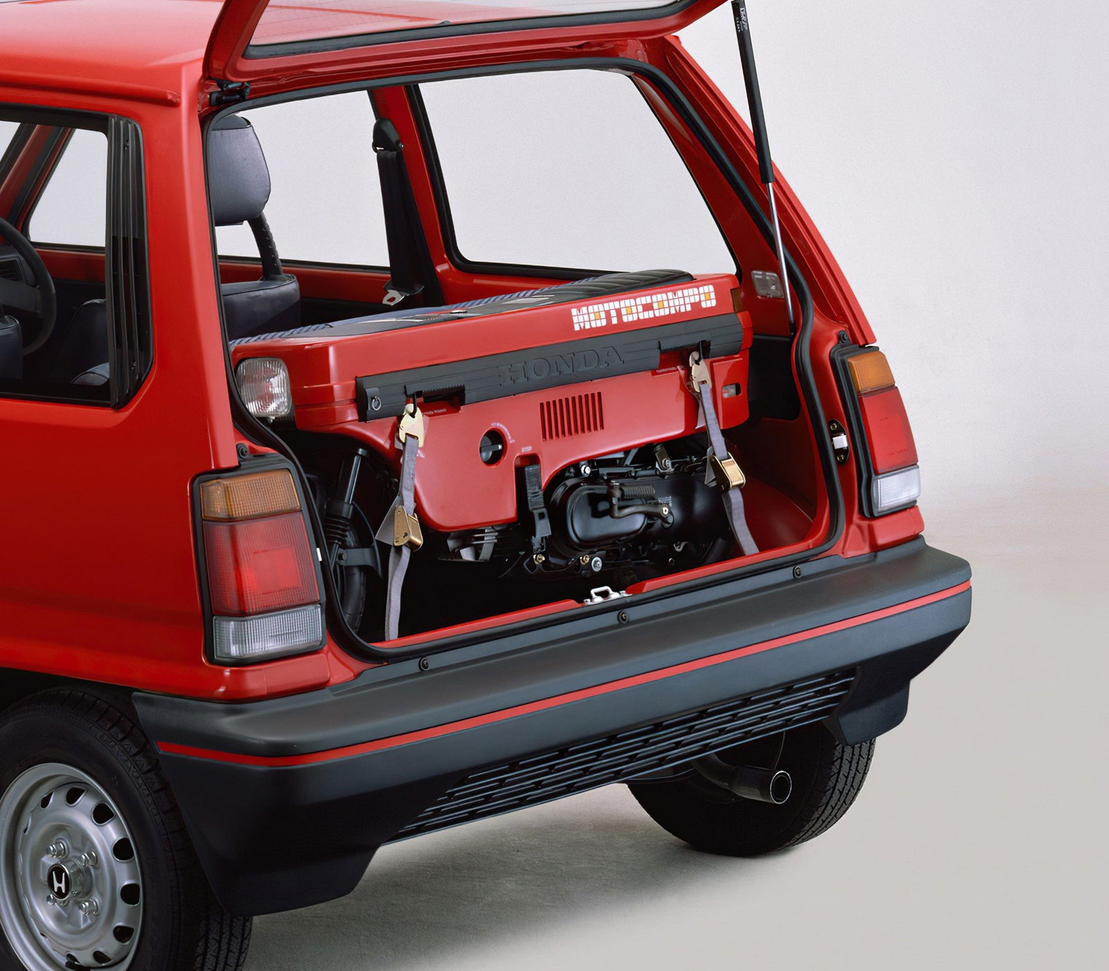 En 2026, patinetes por todas partes, en los 80, una moto plegable para el maletero que consumía solo 1L cada 100KM y que hoy cuesta menos que una Honda CB125R