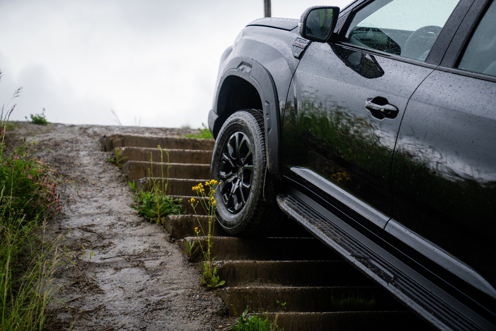 Con 215 CV, cambio automático y reductora, este 4x4 es además un chollo 25.000 € más barato que el Toyota Hilux