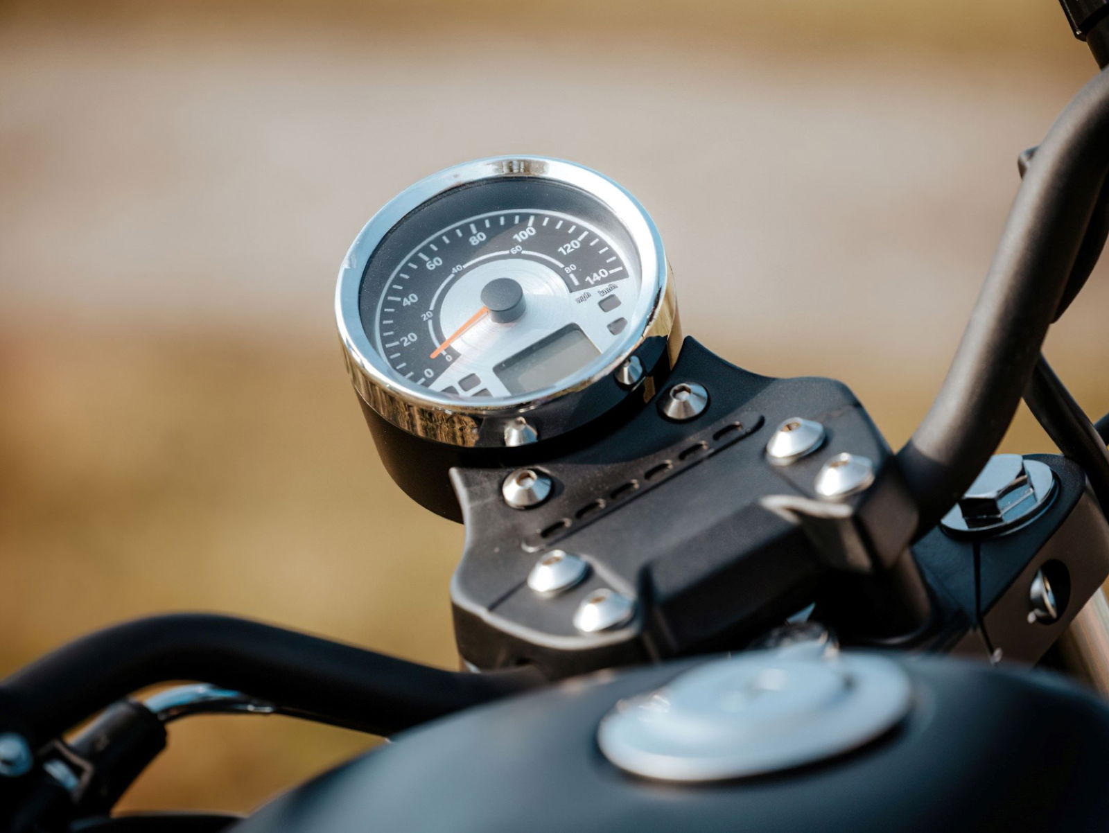 Esta urbanita austriaca se coge "sin carnet" y logra casi 700km de autonomía siendo una moto custom 125cc barata y bonita