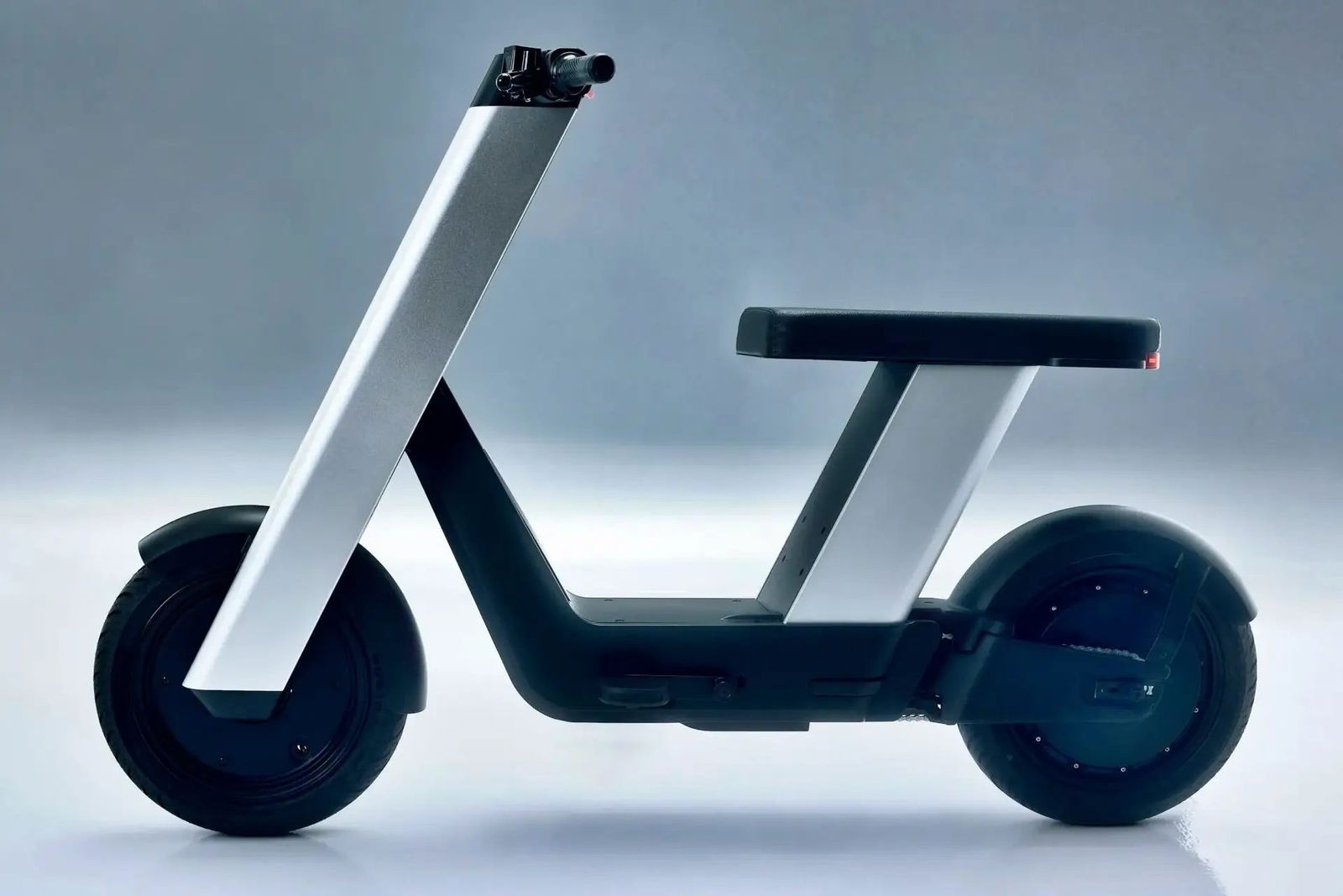 Batería de coche híbrido, modo todoterreno y un puntero diseño para un "patinete" con asiento que llega a 64 km/h