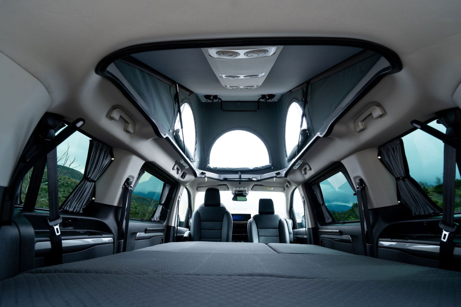 Como una VW California pero unos 30.000 € más barata, es la camper perfecta para escapadas con sus 180 CV y dos camas dobles