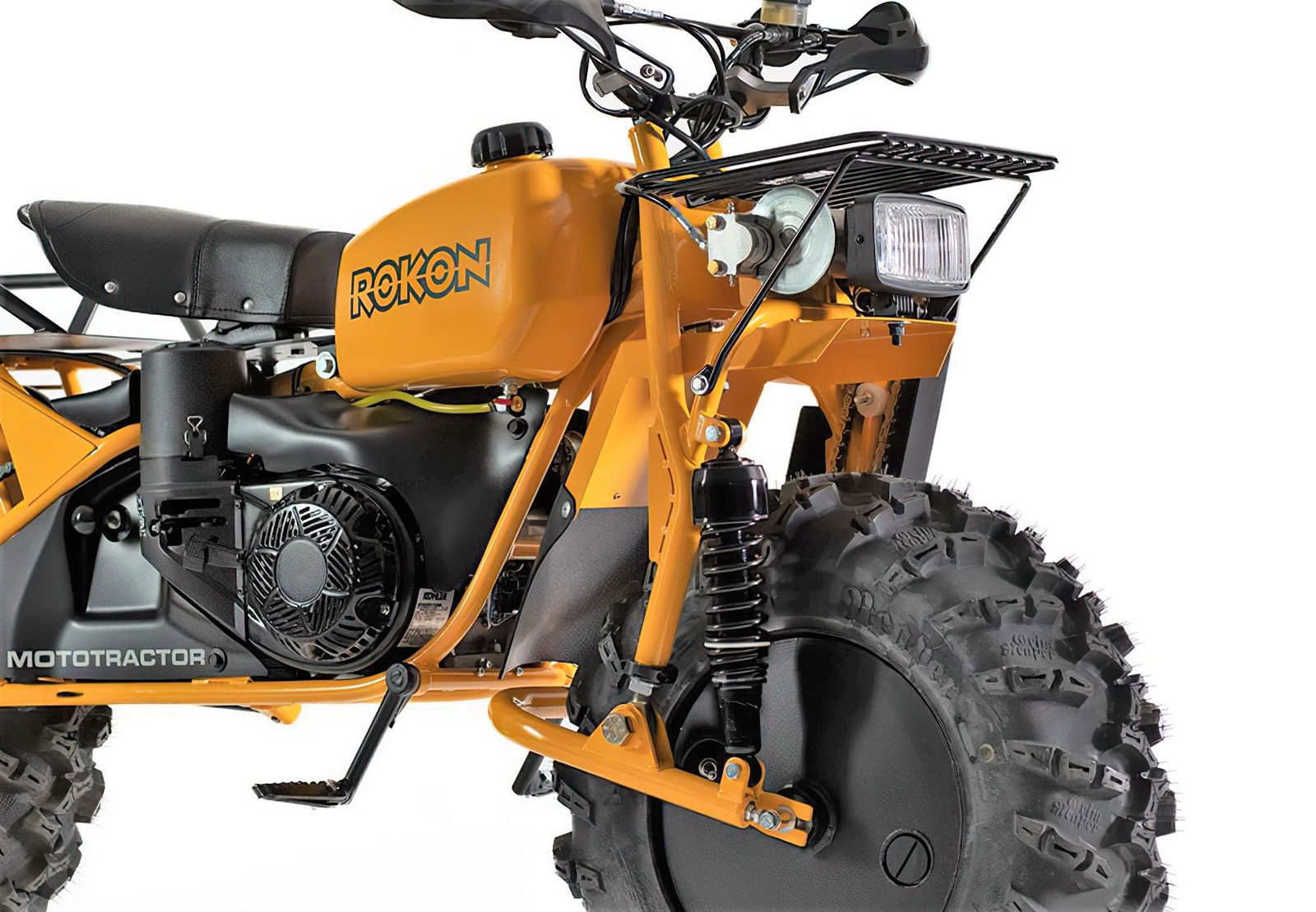 Tiene ruedas de tractor y es una moto todoterreno con tracción total y capacidad de remolque similar a la de un Dacia Sandero