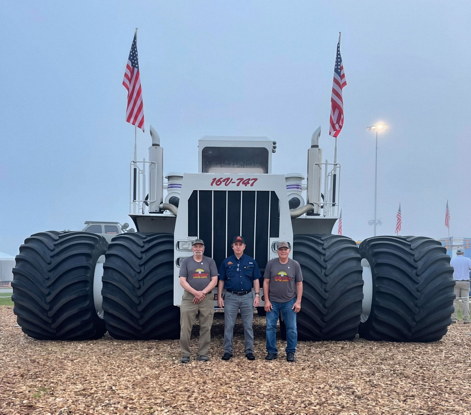 El tractor más grande del mundo lleva motor diésel 2T y puede arar 4.000 m2/minuto usando 4 neumáticos de 2,4m de alto y gracias a sus 4.200Nm de par