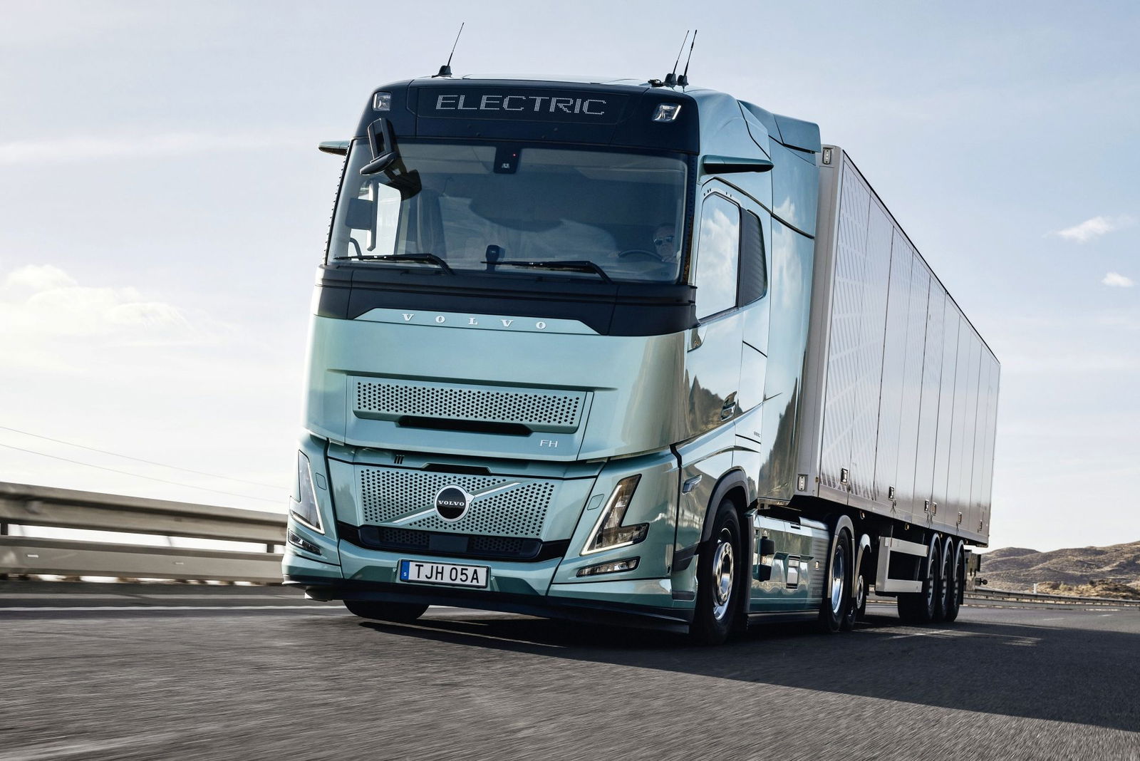 El camión más moderno de Volvo hace 700 km sin parar a cargar, más que muchos coches eléctricos, y mira de tú a tú al FH diésel