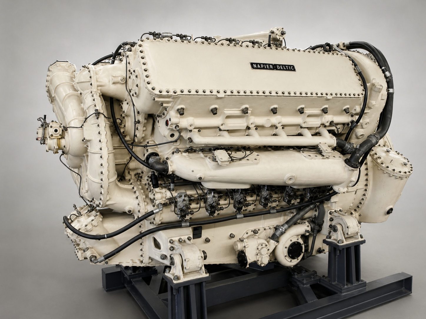 Con 18 cilindros, 88L y 5.500CV, este motor diésel 2T sin culata ni válvulas usó pistones opuestos para revolucionar la industria hace 75 años