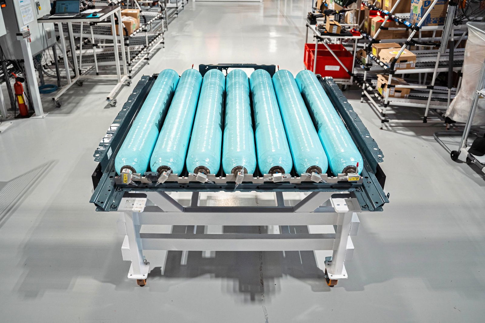 Con solo 7 kg de "combustible", estas 7 bombonas consiguen 750 km de autonomía y se recargan en poco más que un depósito de gasolina