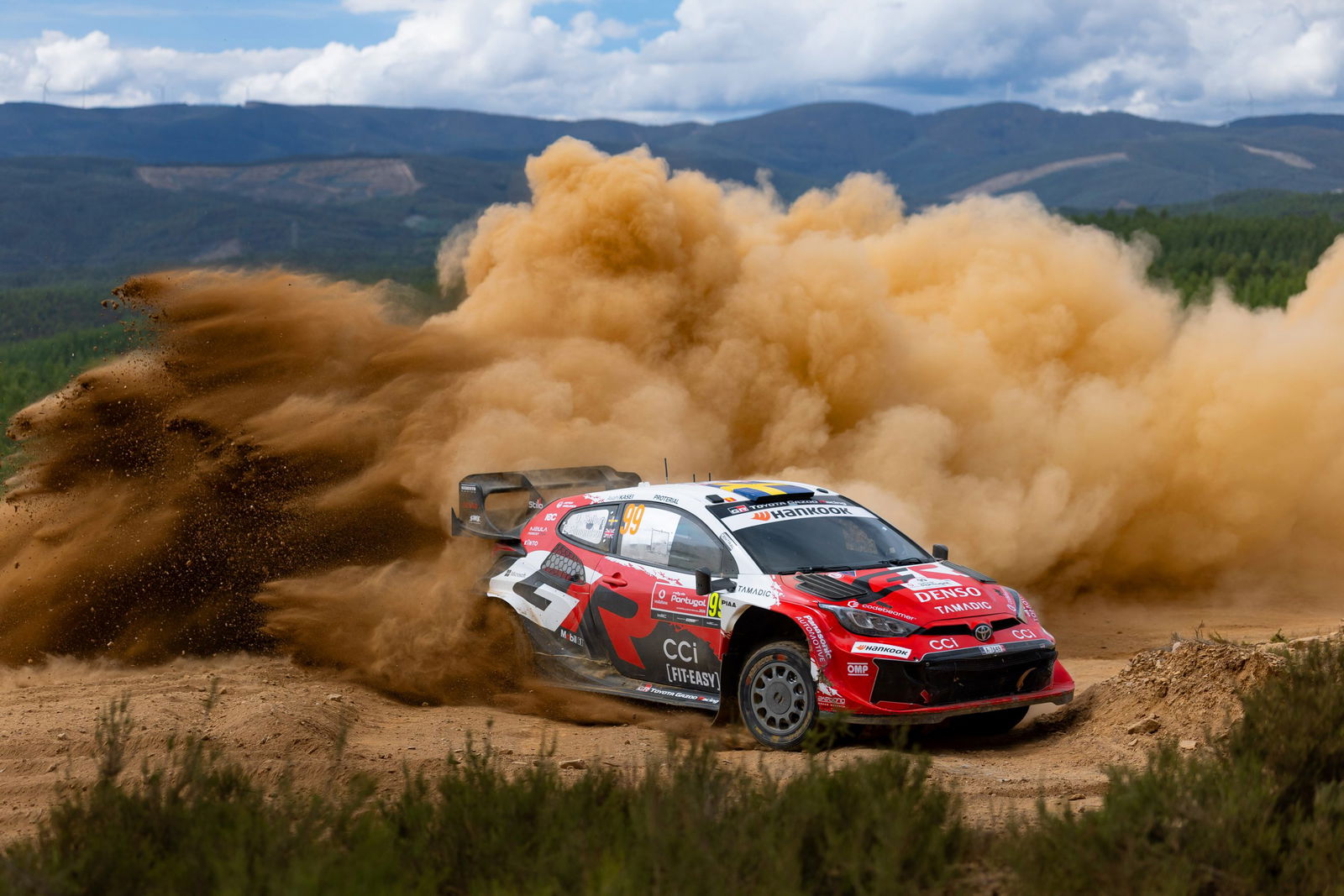 Rally de Portugal: la lluvia desata el caos y Oliver Solberg manda en la general por cinco décimas