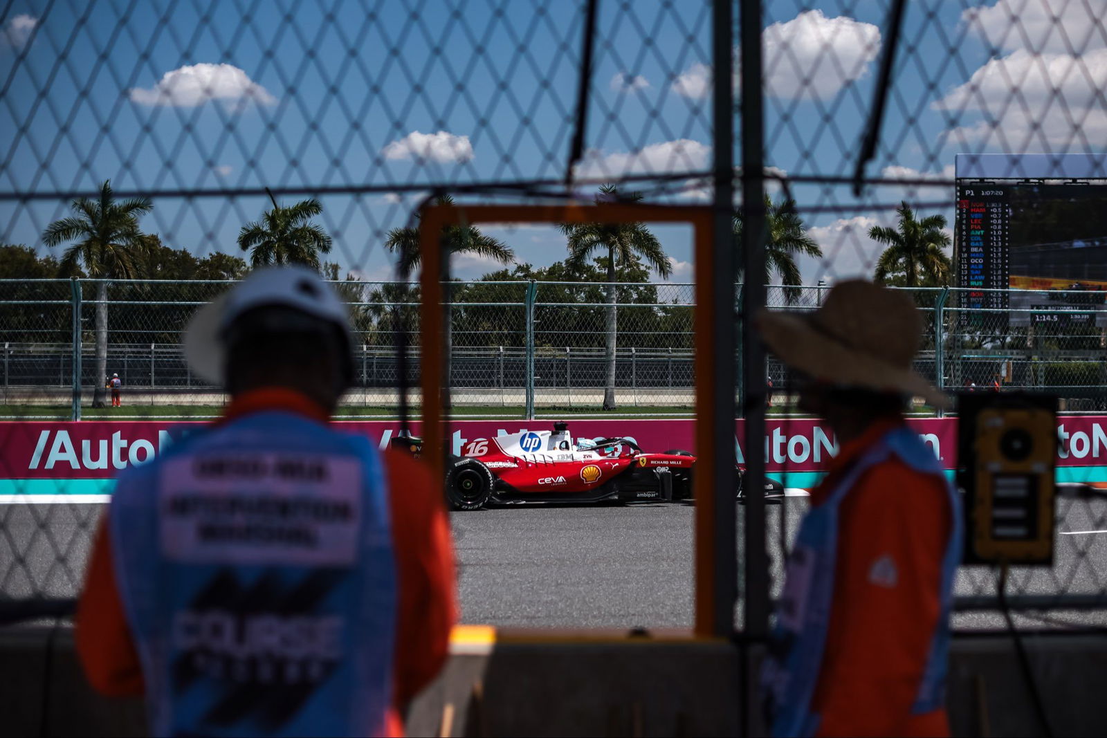 Charles Leclerc lidera el entrenamiento de regreso de la Formula 1 tras un mes de parón
