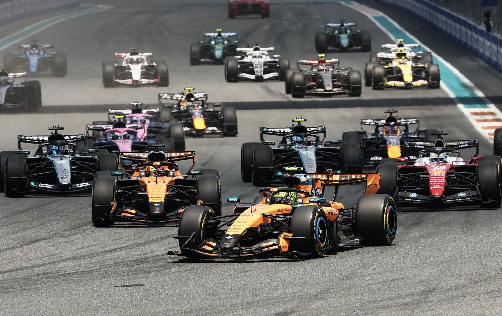Lando Norris lidera el doblete de McLaren en una olvidable sprint en Miami