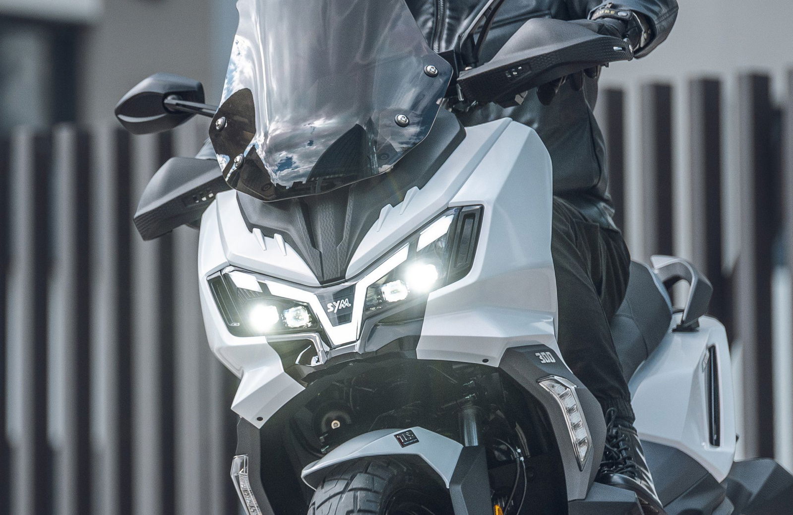 Por 2.800 € menos que la Honda ADV tienes está scooter crossover para el A2 muy equipada y no, no llega de China