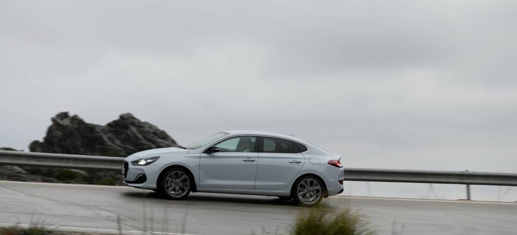 Tenemos 14 nuevas fotos del Hyundai i30 Fastback, ¿la berlina que estabas buscando entre tanto SUV? Tenemos 14 nuevas fotos del Hyundai i30 Fastback, ¿la berlina que estabas buscando entre tanto SUV?