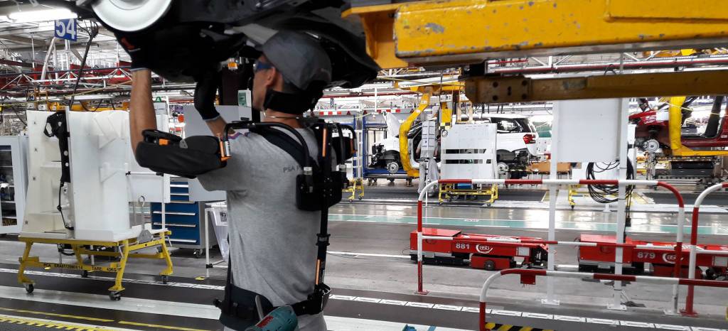 Citroën y Peugeot ya fabrican sus coches en Vigo utilizando exoesqueletos Citroën y Peugeot ya fabrican sus coches en Vigo utilizando exoesqueletos