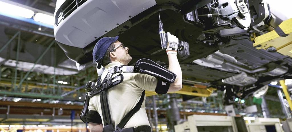 Ford ya fabrica coches en Valencia con operarios ataviados con exoesqueletos Ford ya fabrica coches en Valencia con operarios ataviados con exoesqueletos