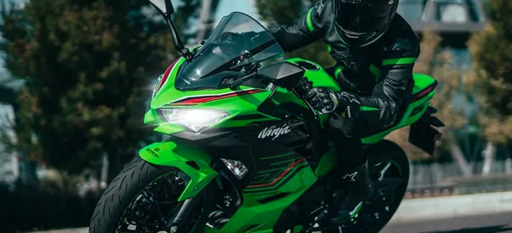 Kawasaki Ninja 400 Action thumbnail Kawasaki Ninja 400 Action thumbnail