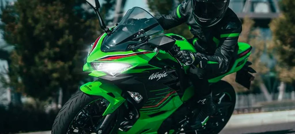 Kawasaki Ninja 400 Action thumbnail