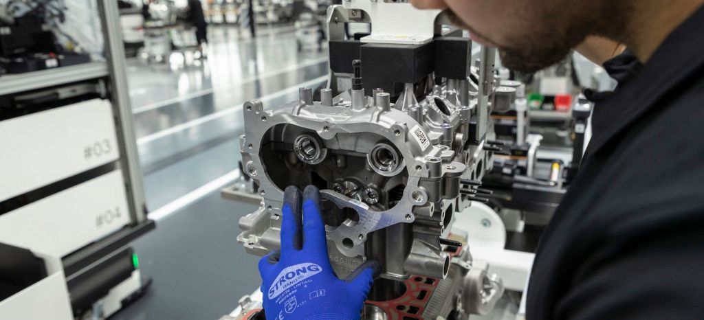 Neuer Mercedes Amg Vierzylinder Turbomotor Aus Hochmoderner Fertigung: Der Stärkste Serien Vierzylinder Der Welt, Made In Affalterbach New Mercedes Amg Four Cylinder Turbo Engine From Ultra Modern Production: The World's Most Powerful Four Cylinder Engin thumbnail Neuer Mercedes Amg Vierzylinder Turbomotor Aus Hochmoderner Fertigung: Der Stärkste Serien Vierzylinder Der Welt, Made In Affalterbach New Mercedes Amg Four Cylinder Turbo Engine From Ultra Modern Production: The World's Most Powerful Four Cylinder Engin thumbnail