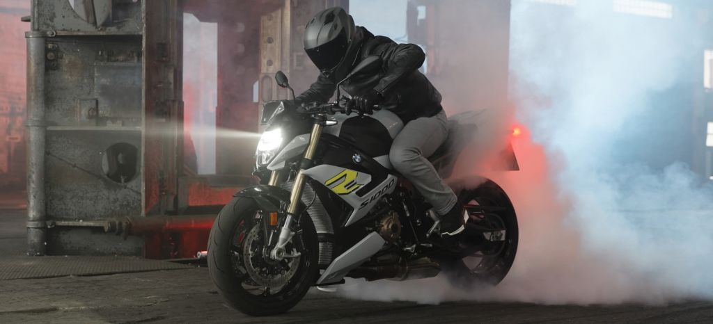 Moto Taller Conducir Valocidad 222 Km H Bmw S 1000 R 2021 Portada Bis thumbnail