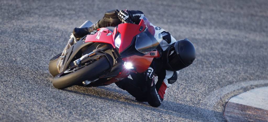 La nueva BMW S 1000 RR es una moto más potente y más ligera, tiene 207 CV y pesa 197 Kg La nueva BMW S 1000 RR es una moto más potente y más ligera, tiene 207 CV y pesa 197 Kg
